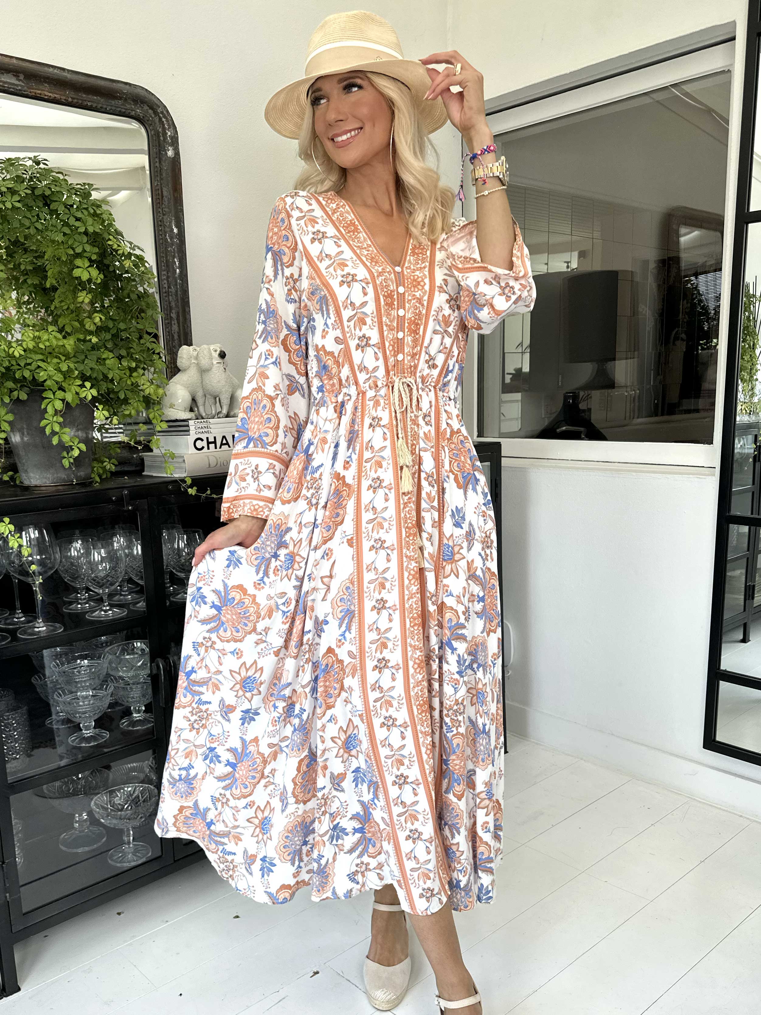 Victoria - Lång sommarklänning med knytband i midjan - Rose